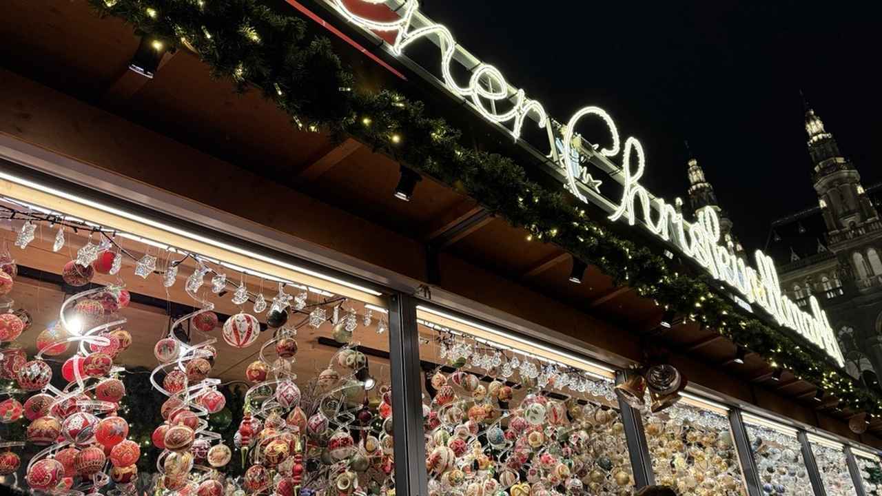 画像: 市庁舎クリスマスマーケットでのオーナメント売り場　※弊社社員撮影