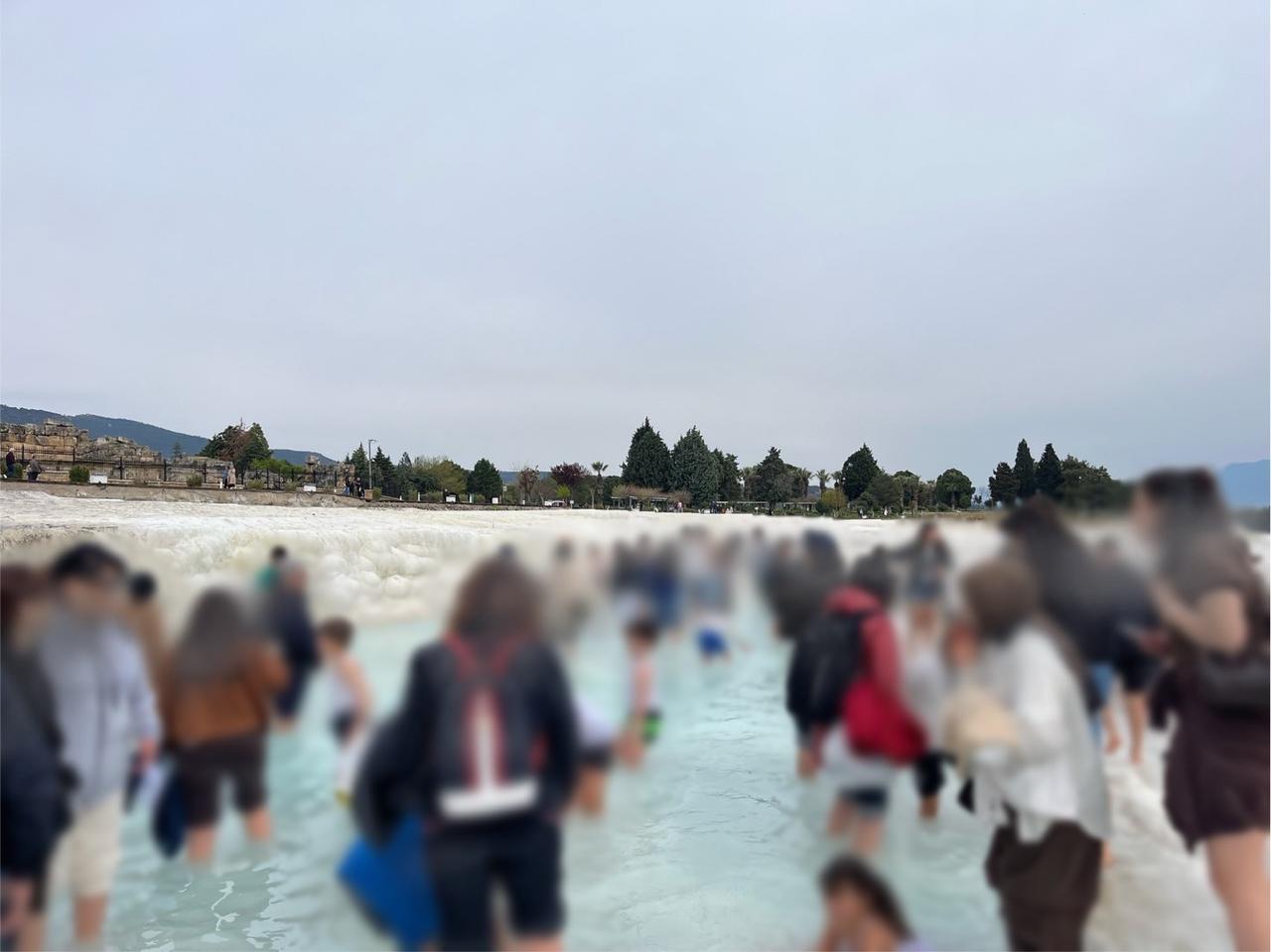 画像: 石灰棚で足湯体験（弊社社員撮影）