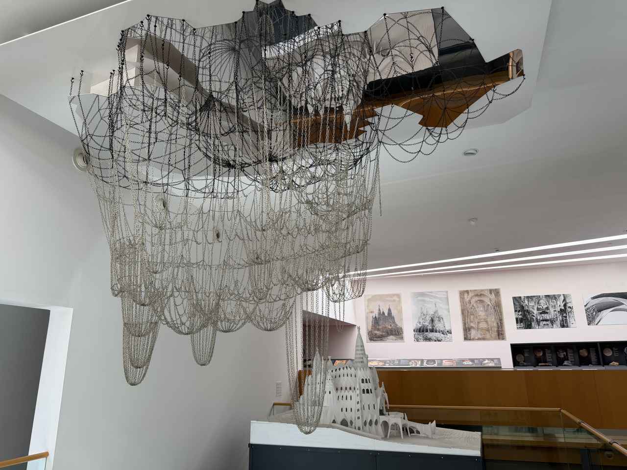 画像: コロニア・グエル教会ビジターセンター内展示(弊社社員撮影)