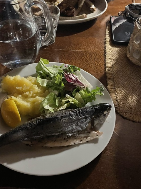 画像: まるごと一匹のマスのグリルのお食事(弊社社員撮影)