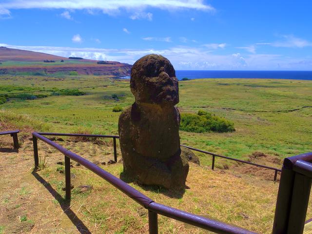 画像: 正座をしている珍しいモアイ