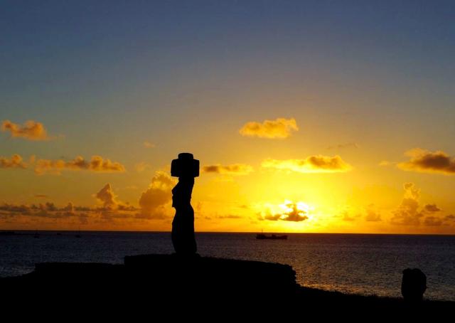 画像: モアイの背に沈む夕日。島西部のタハイ儀式村では幻想的な時間が流れる(気象状況によりご覧いただけない場合があります)
