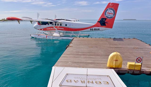画像: ホテル宿泊客専用の水上飛行機