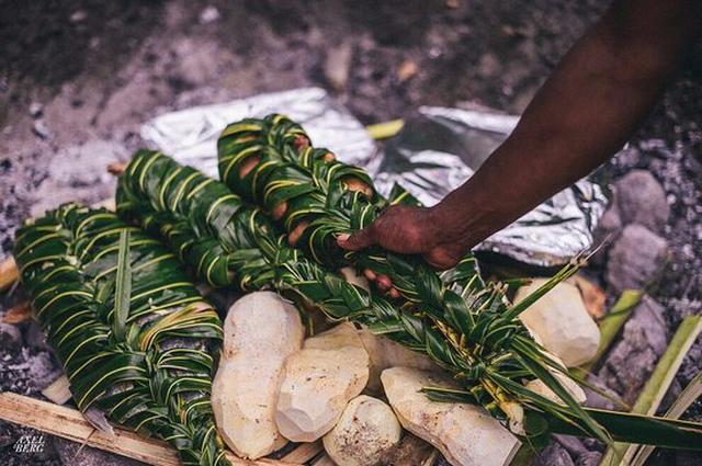 画像: 蒸し焼き料理ロボの調理風景