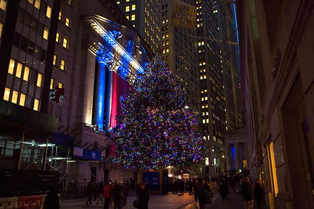 画像: ウォール街のクリスマスツリー’イメージ)Wall Street Christmas Tree(Molly Flores NYC & Company )