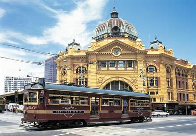 画像: フリンダースストリート駅とトラム