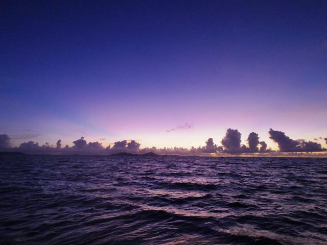 画像: 海に面したホテルから見る夕景