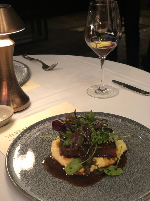 画像: コース料理のメインはほろほろのステーキです