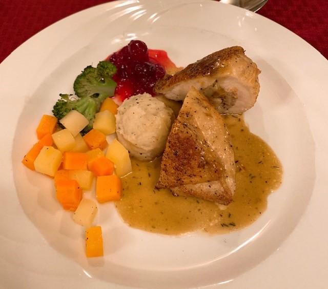 画像: (写真)メインディッシュのチキン/弊社スタッフ和田撮影