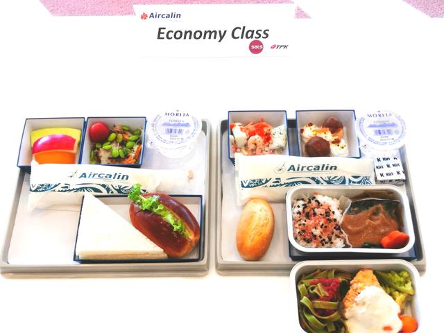 画像1: 右:搭乗後最初に配膳される温かいお食事 左:到着前に配膳される軽食