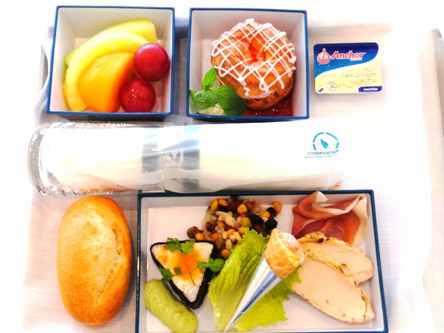 画像: エコノミークラスとは差別化されたお食事