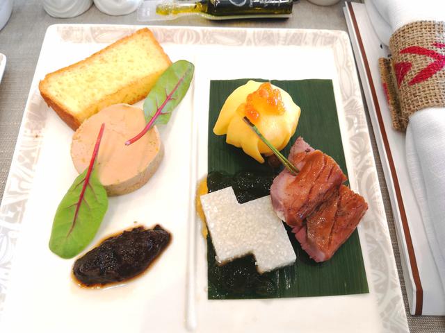 画像: フォアグラ・ローストチキンなどを使った前菜