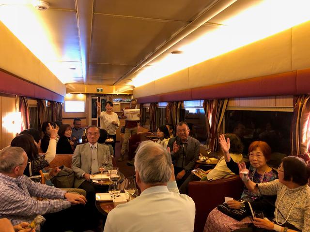 画像: ガン号乗車後はクラブツーリズム貸切のラウンジ車にて、ご参加の全員にオーストラリアグッズが当たるクイズ大会をしました!