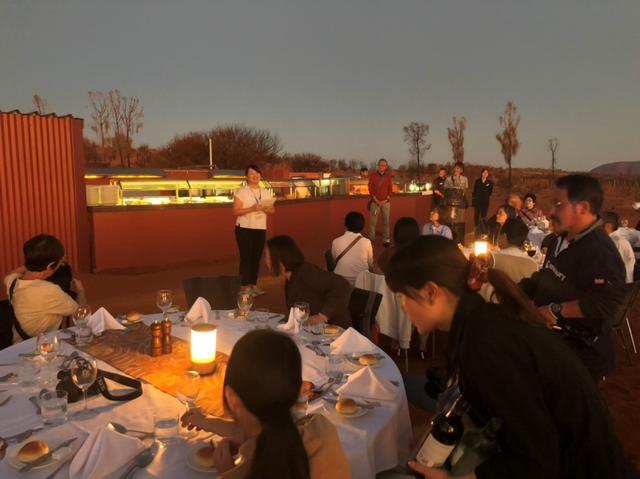 画像: 夕食はクラブツーリズム貸切の野外ディナー「サウンド・オブ・サイレンス」です! 企画担当の大熊よりご参加の皆様にご挨拶申し上げました。