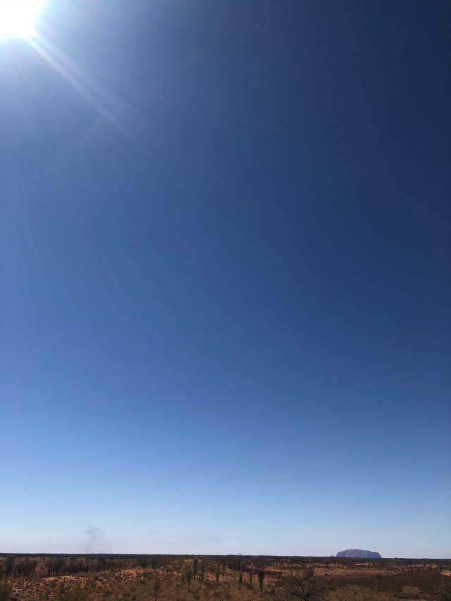 画像: 360度まっすぐの地平線に小さなエアーズロック(ウルル)をご覧いただける展望台にもご案内しました