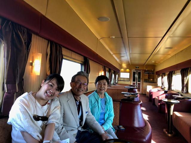 画像: クイズ大会後はラウンジ車も広く感じます♪ 記念撮影にご協力いただきありがとうございました!