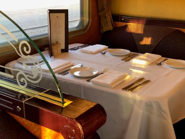 画像: 夕食はクラシカルな食堂車にて♪