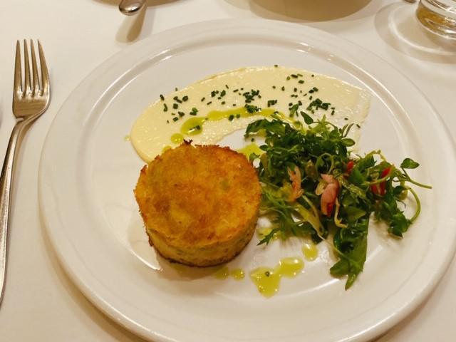 画像: スリーコースのロブスターディナー 前菜のクラブケーキ/弊社スタッフ和田撮影