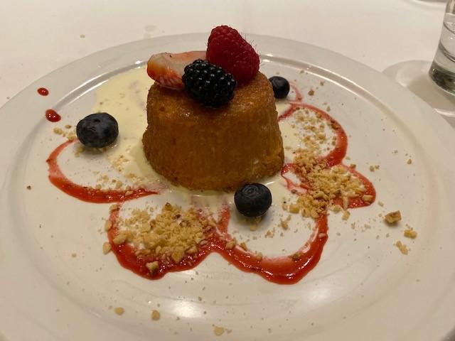 画像: スリーコースのロブスターディナー デザートのココナッツバナナケーキ/弊社スタッフ和田撮影