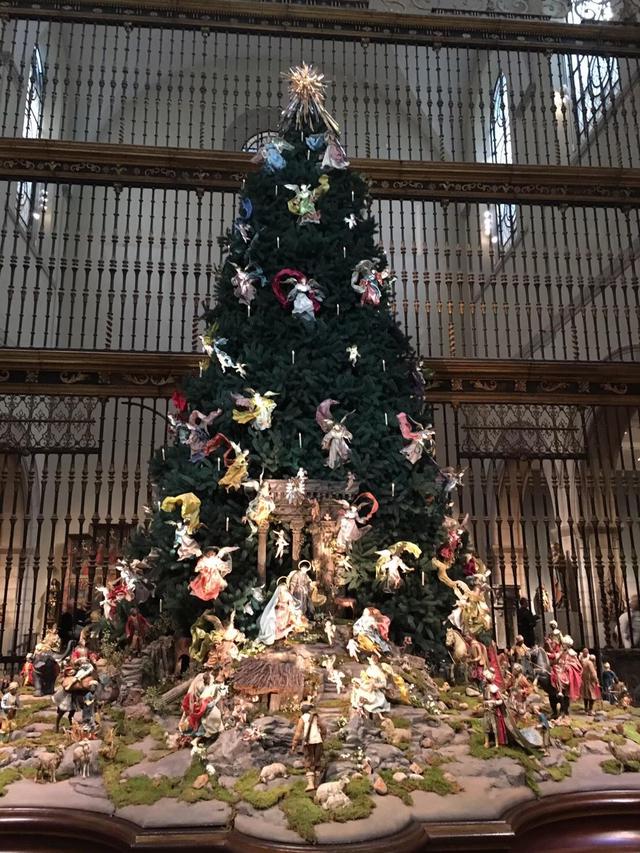 画像: (メトロポリタン美術館クリスマスツリー/弊社社員撮影)