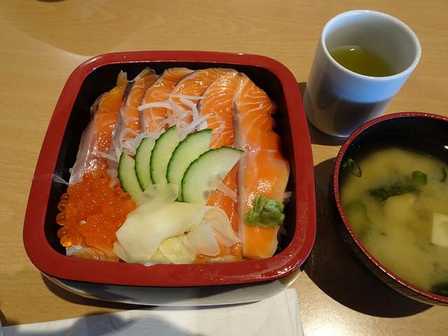 画像: サーモン丼/弊社スタッフ撮影