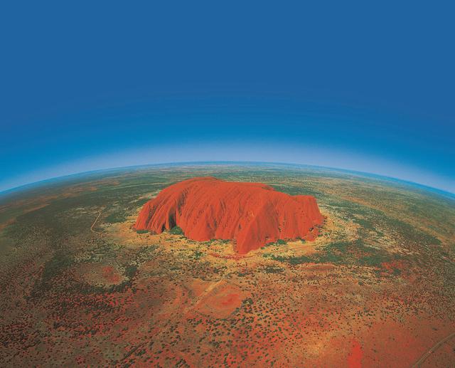 画像: 「地球のへそ」とも呼ばれるエアーズロック/空撮イメージ