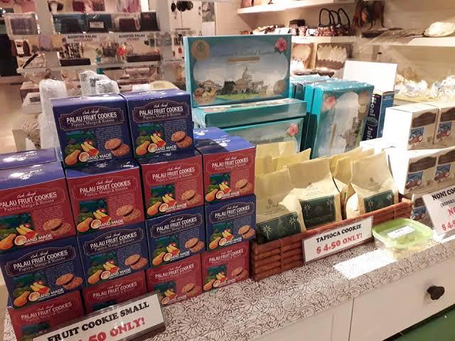 画像: 空港内でも買えるクッキー。タピオカやキャッサバなど日本でも最近人気の材料で作られています。 (弊社スタッフ撮影)