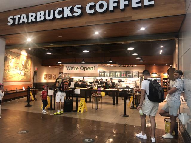 画像: スターバックス/現地在住者撮影(6/24投稿) 店員さんだけでなく、フェイスシールドを付ける子供の姿も見受けられます。