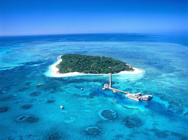画像: グレートバリアリーフに浮かぶグリーン島(空撮イメージ)