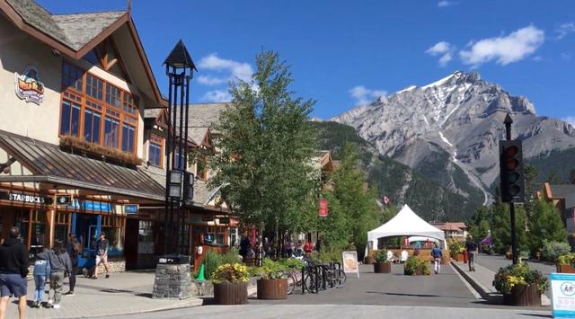画像: 少しずつ人が増えてきたBanff Avenue/ 7/14撮影©バンフガイドサービス