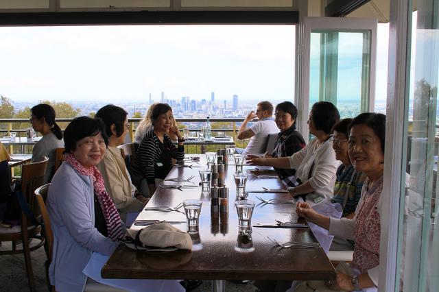 画像: ブリスベンの街を一望できる絶景レストランでのランチ(過去にご参加のお客様 弊社添乗員撮影)