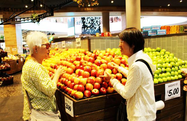 画像: カラフル山盛りのフルーツマーケット