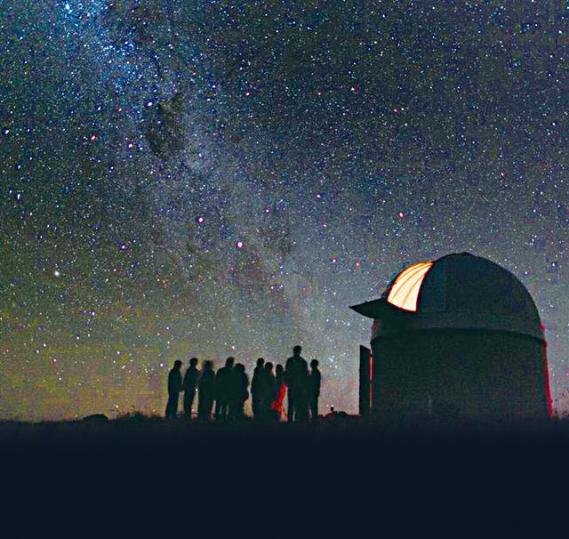 画像: 星空観賞ツアー天文台にて/目線より低い位置にもたくさんの星がご覧いただけます(イメージ) ※この写真の中には「逆さまの南十字座(南十字星)」が映ってますよ〜