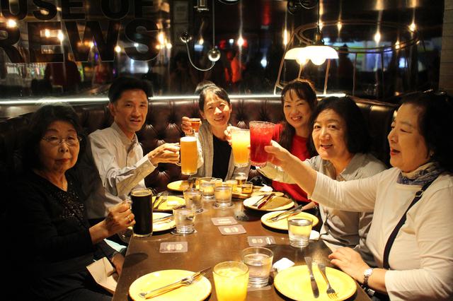 画像: みんなで乾杯!