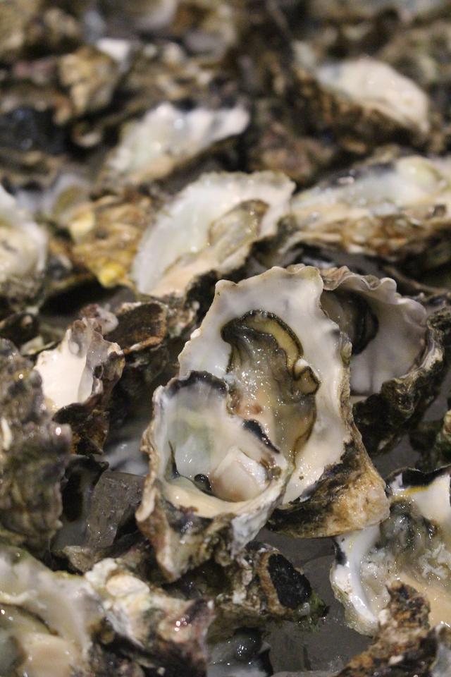 画像: 新鮮なシーフードだけでなくお肉類も充実で嬉しい