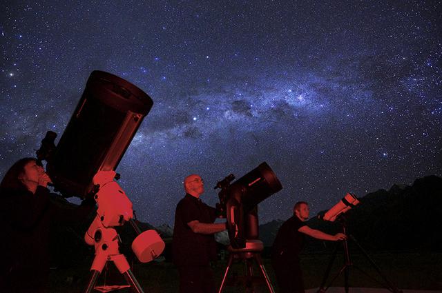 画像: 星空ツアーで大きな望遠鏡から観賞している様子(イメージ)