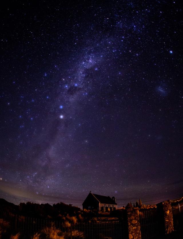 画像: テカポ湖の星空と「善き羊飼いの教会」(イメージ) ©2021 Hide Ozawa All Rights Reserved ※この星空の中には『南十字座(南十字星)』もきれいに映っています。見つけられますか?