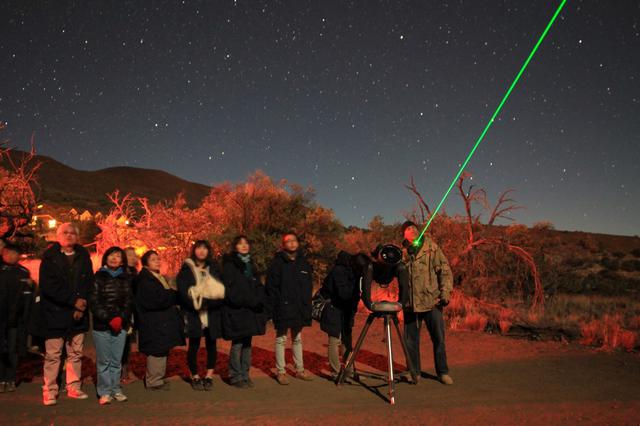 画像: マウナケアでの星観賞(イメージ)©ハワイ島観光局カーク・リー・アダー