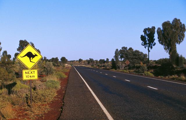 画像: 「カンガルー飛び出し注意!」の標識(©Tourism Australia)