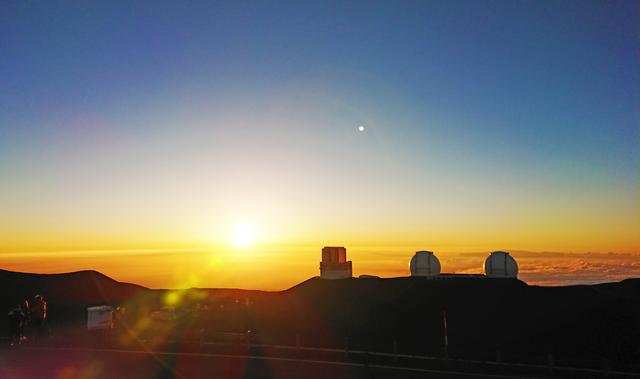 画像: ハマクアにあるハワイ諸島 最高峰マウナケアの山頂 雲海に沈む夕日と星空を楽しむツアーが人気 (撮影:YUKO)