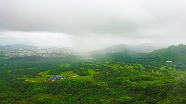 画像: 東オアフを一望できるヌアヌ・パリ展望台からの眺め 雨具必携です (撮影:YUKO)