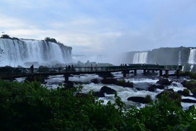 画像: ブラジル側からのイグアスの滝（瀬戸撮影）