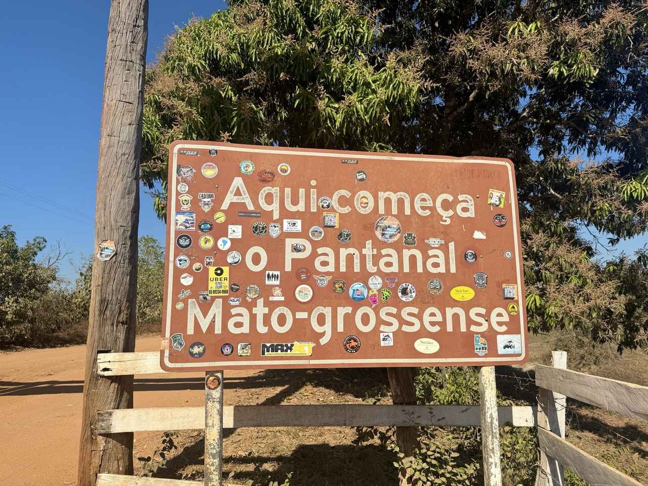 画像: トランスパンタネイラの起点に立つ看板(弊社添乗員)