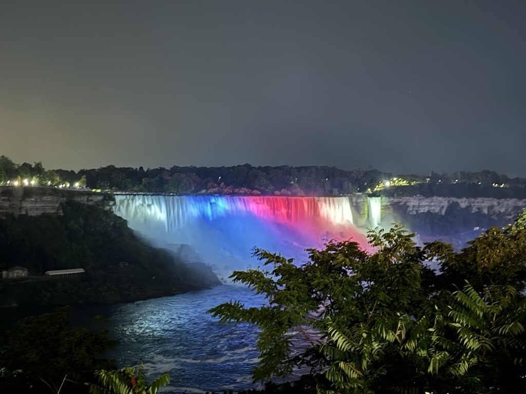 画像: ナイアガラの滝のライトアップ（弊社スタッフ撮影）