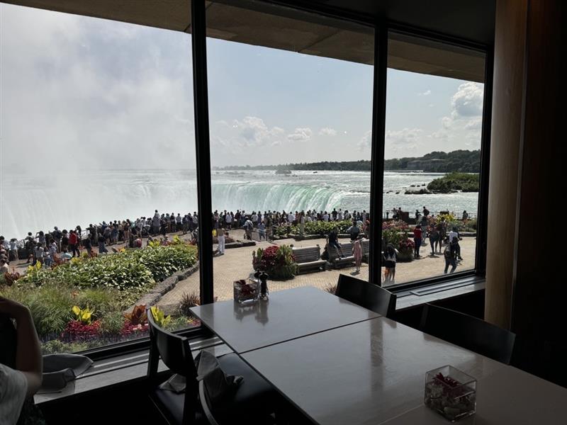 画像: ナイアガラの滝が見えるレストラン（弊社スタッフ撮影）