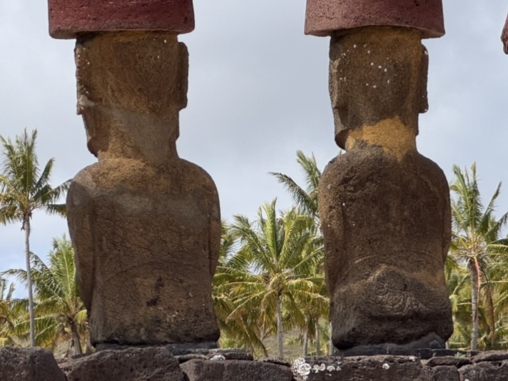 画像: 背中の彫刻(弊社スタッフ撮影)