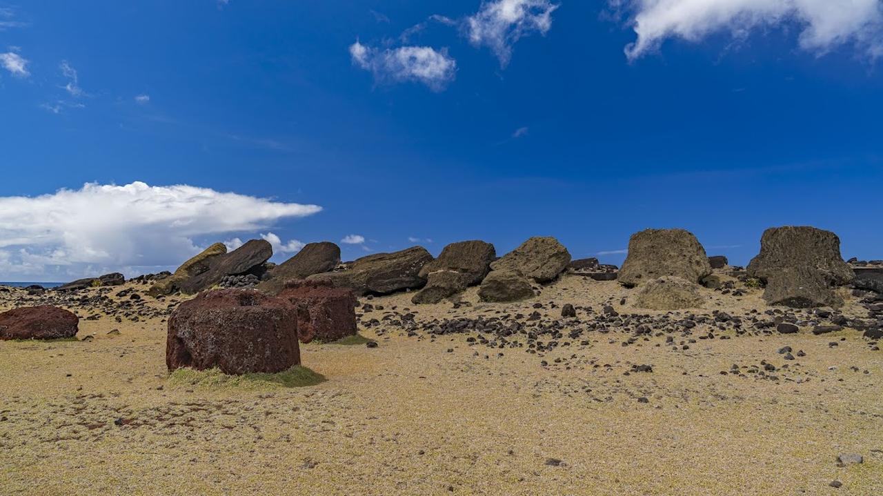 画像: 倒れている8体のモアイ(弊社スタッフ撮影)