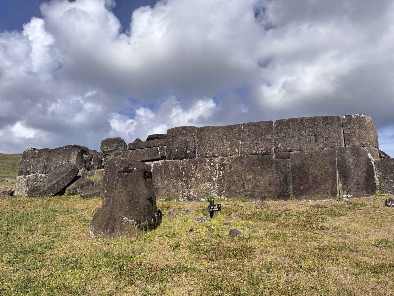 画像: アフ・ビナプの石組み(弊社スタッフ撮影)