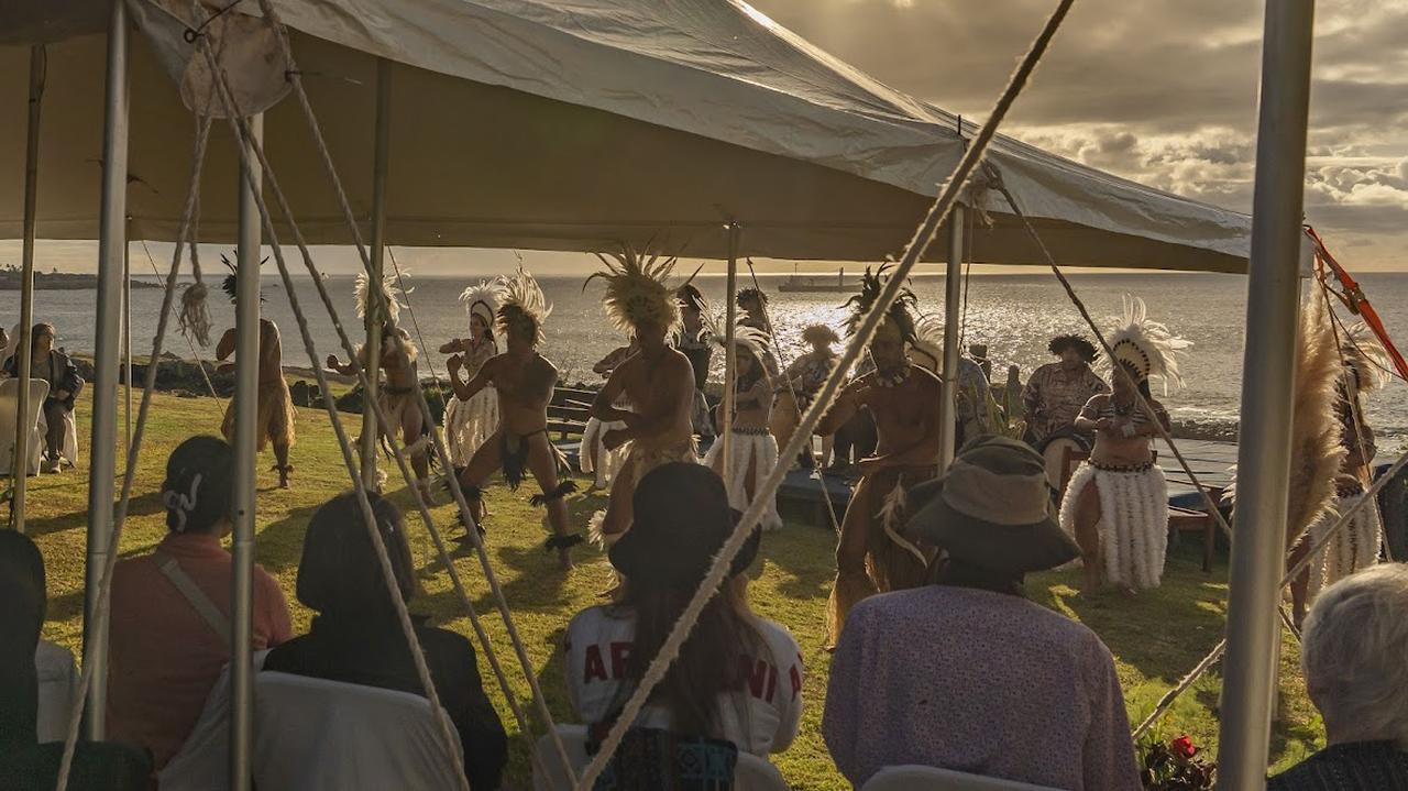 画像1: ダンスショー(弊社スタッフ撮影)