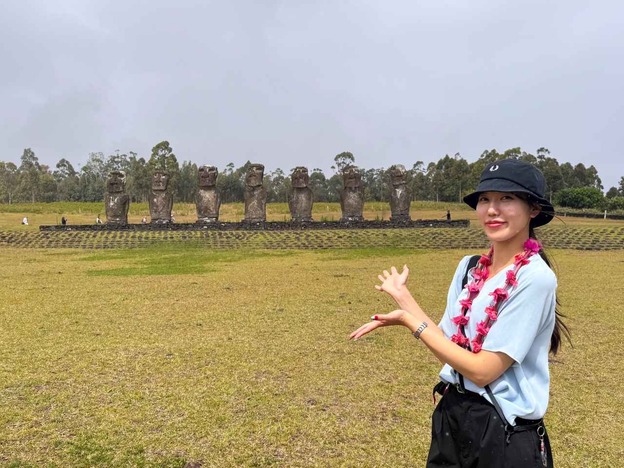 画像: 弊社スタッフとモアイ像